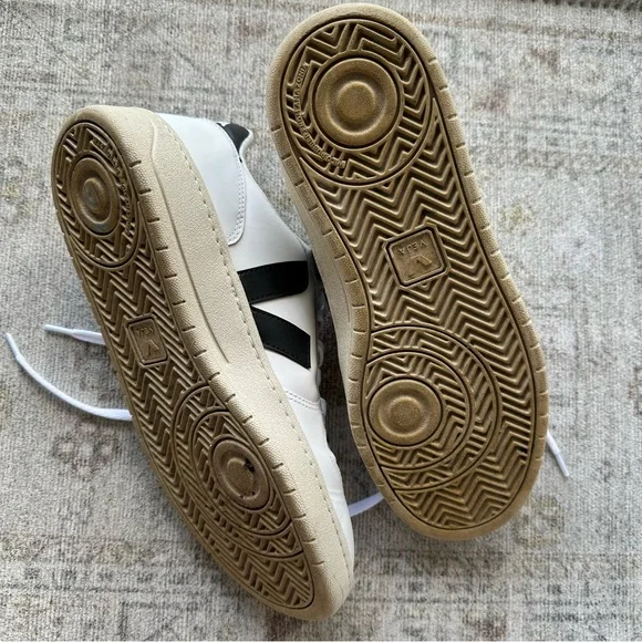 Veja V 10 Lace Up Sneaker sz 10 - Picture 8 of 9